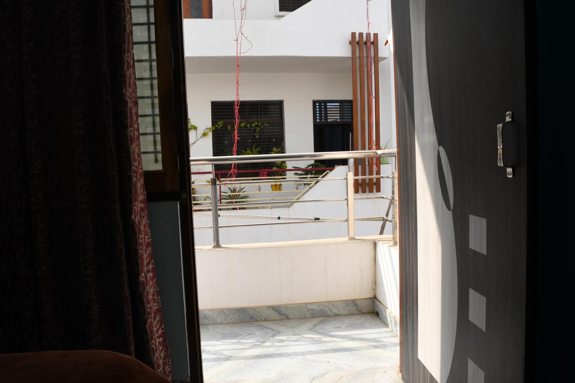 Indra Apartment Benares Buitenkant foto